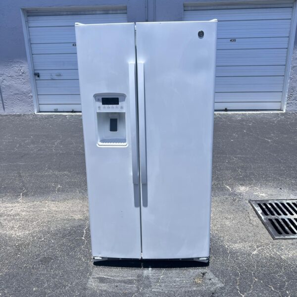 GE Side By Side Fridge. 3 MONTHS OLD!