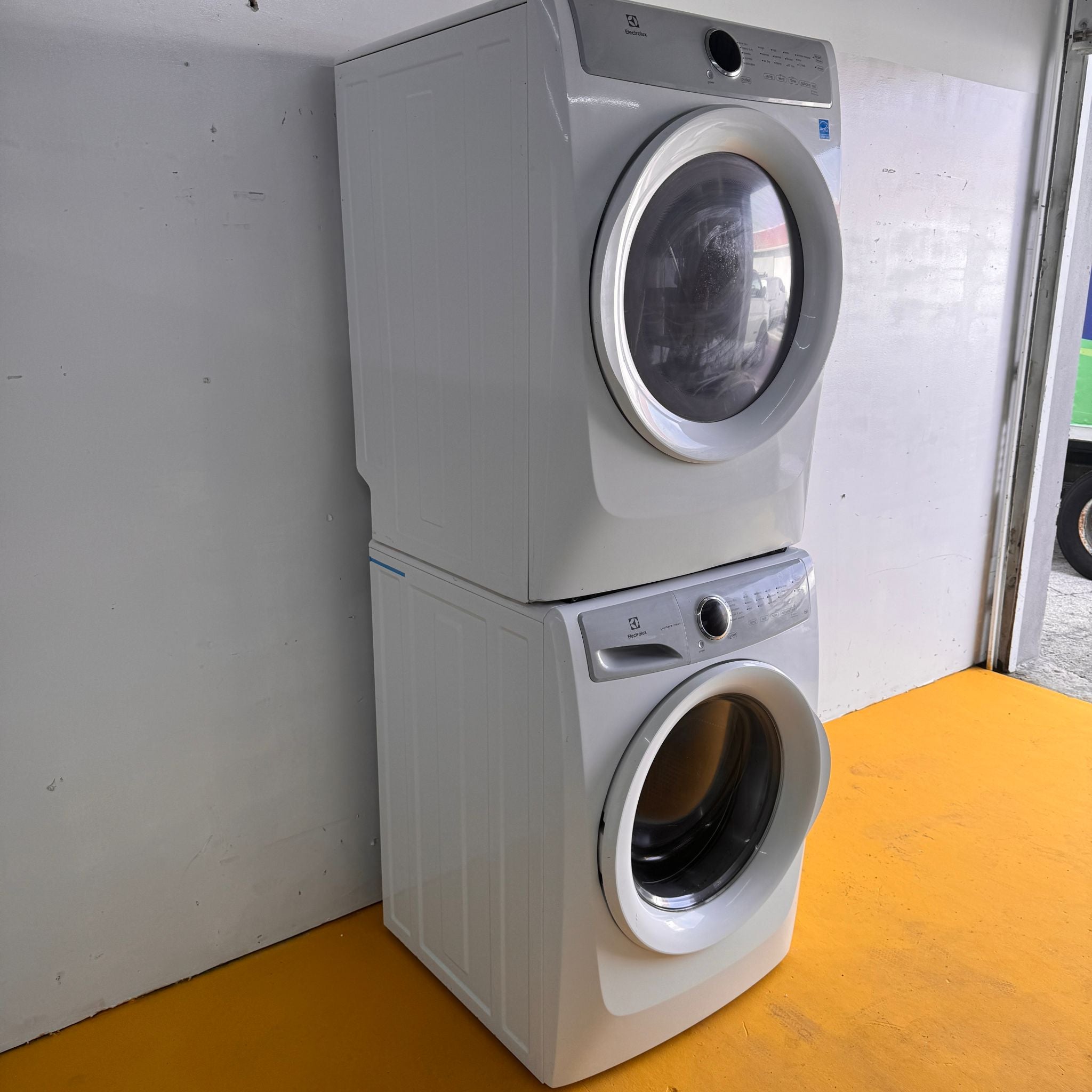 Electrolux Washer and Gas Dryer Front Load