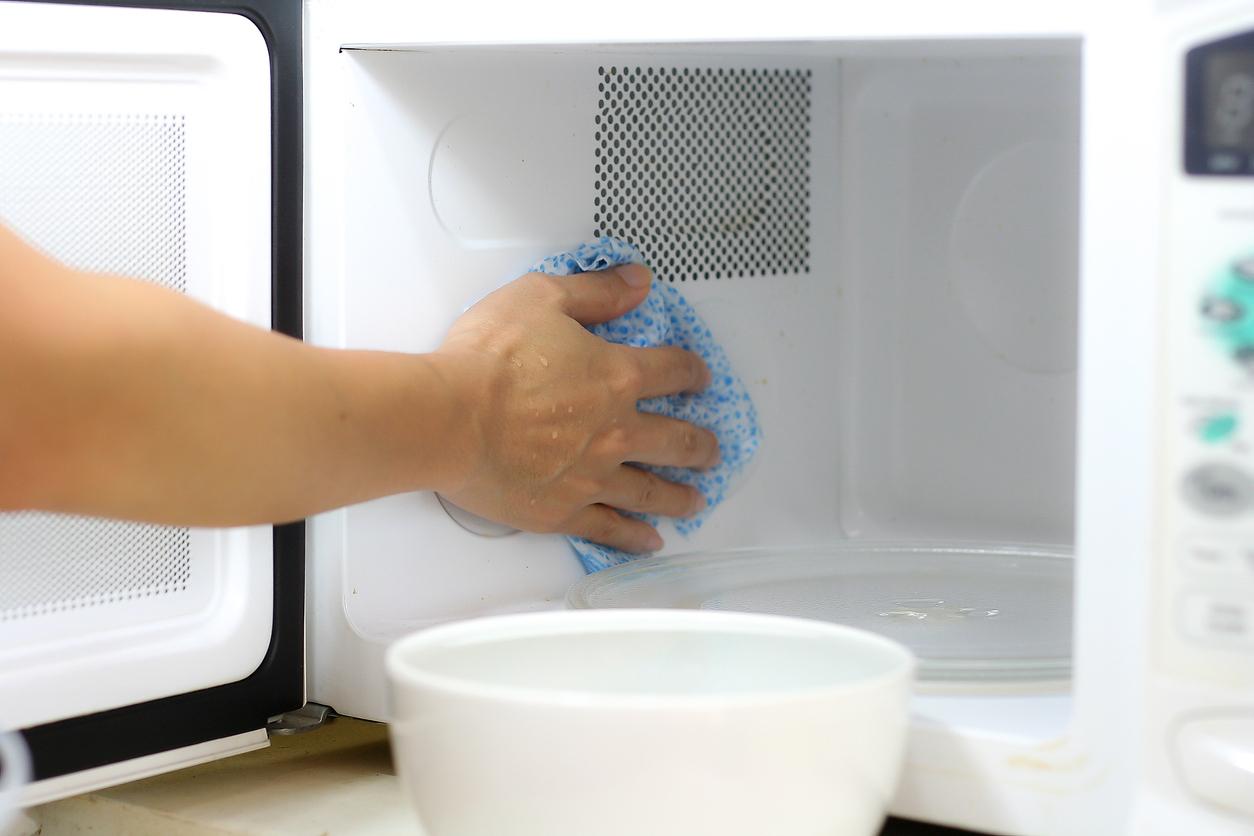 How to Clean the Microwave Oven